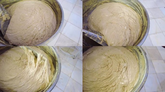大锅波斯甜点halva芝麻酱甜混合芝麻糖浆研磨油和choobak植物提取物在伊朗阿达坎亚兹德搅拌机工