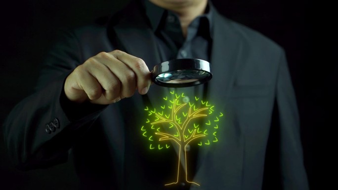 商人展示带有虚拟发光树的放大镜。温室气体净零排放目标。气候中立的长期战略。生态、可再生、节约环境的理