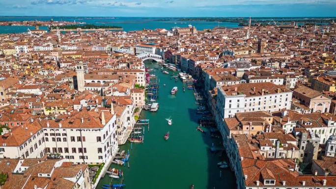 前往里亚托桥，这是横跨威尼斯大运河的四座桥梁中最古老的一座，连接着意大利的圣马可和圣波罗地区