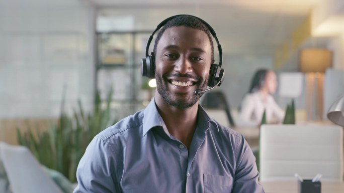 呼叫中心，脸和快乐的黑人在办公室支持，客户服务和业务。肖像，微笑和自信的电话营销专业人士，非洲销售代