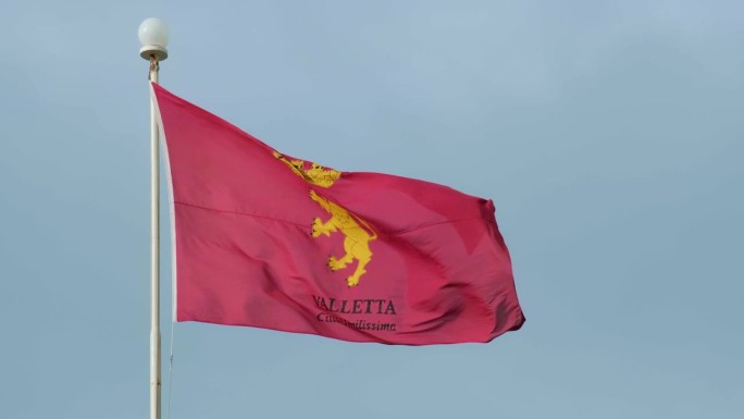 瓦莱塔市的旗帜蓝天下飘扬的旗帜