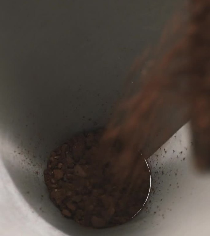 将用咖啡磨碎的咖啡渣放入不锈钢过滤器中。