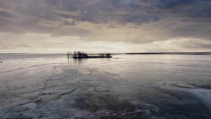 一架无人驾驶飞机飞向被封冻的艾尔湖中央的岛屿。
