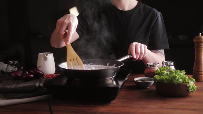 用奶油煮蘑菇。在煎锅里用酱汁烤香槟酒，特写，素食健康餐。