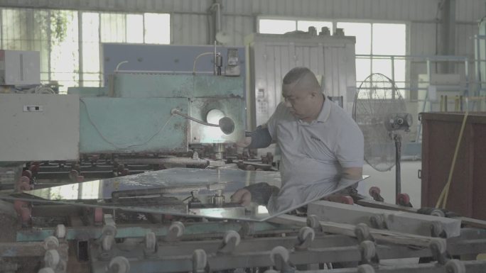 玻璃加工 钢化玻璃 加工工厂 工人 劳动