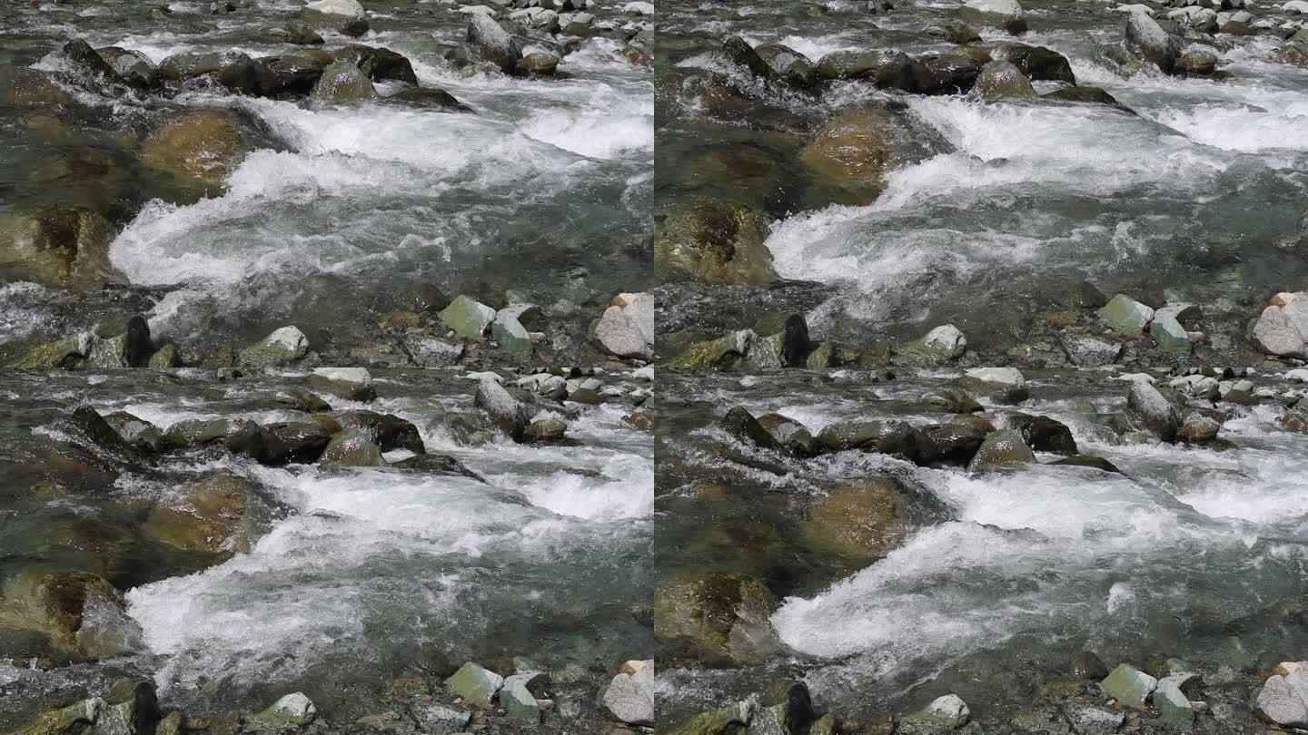 湍流的小溪流湍流的流水急湍的小溪流