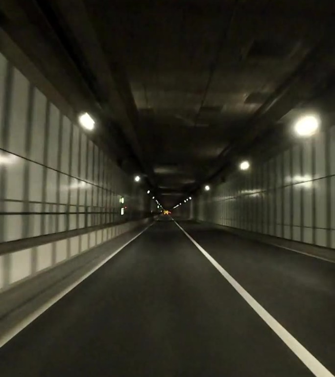 午夜开车穿过隧道开车第一视角行车记录仪车