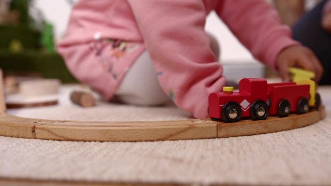 玩玩具火车轨道婴儿玩游戏模型