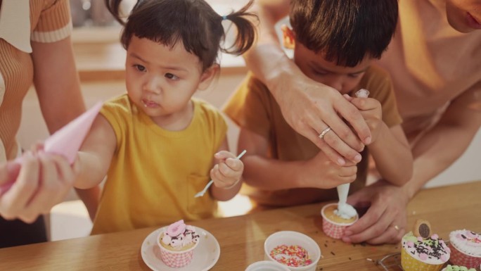 厨房里的美好时光:亚洲父母和孩子通过烘焙建立联系。