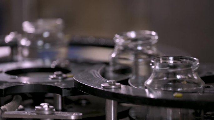 工厂生产线上的玻璃罐。