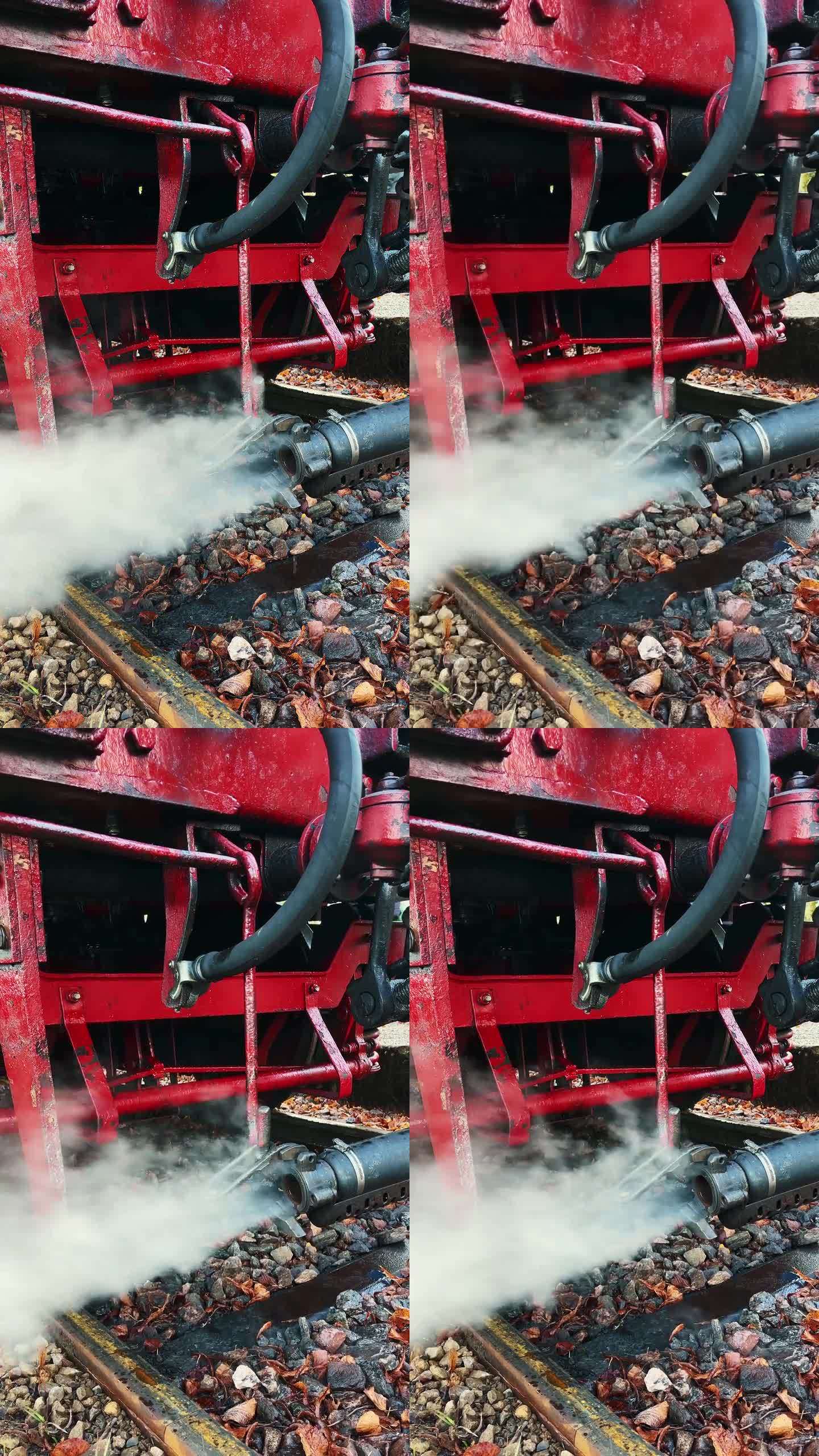 旧德国发动机列车的管道释放出厚厚的蒸汽云。垂直视频