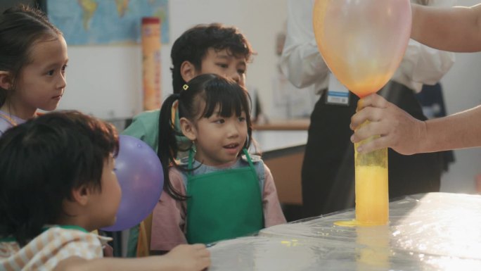 各种各样的孩子都对小苏打和醋的化学反应产生二氧化碳感到兴奋。开始在课堂上吹气球