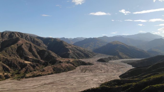 在玻利维亚安第斯山脉的高沙漠中，航拍宽阔干燥的洪泛平原