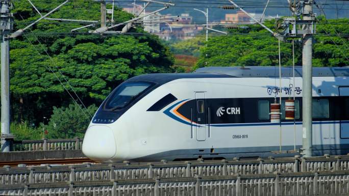 和谐号高铁列车行驶特写