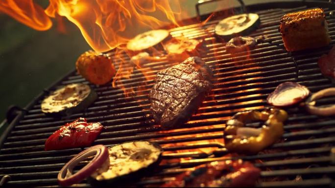 广告风格的超级慢动作镜头，一块牛排被扔在热木炭烧烤架上，导致强烈的火焰从烤架上升起。美味的镜头与牛肉