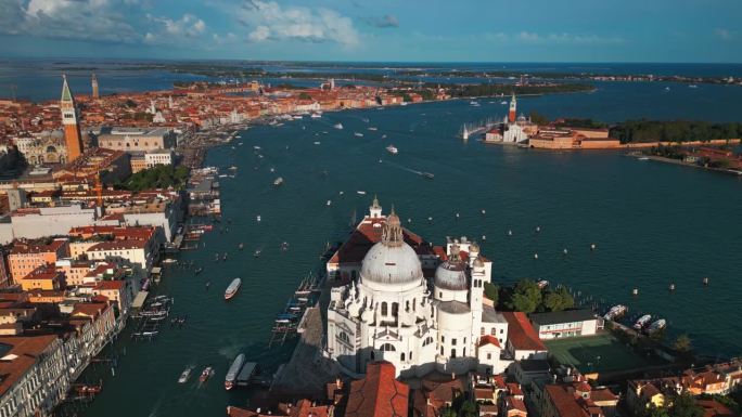 航拍威尼斯城的实时镜头，飞过Basílica de Santa Maria della Salute