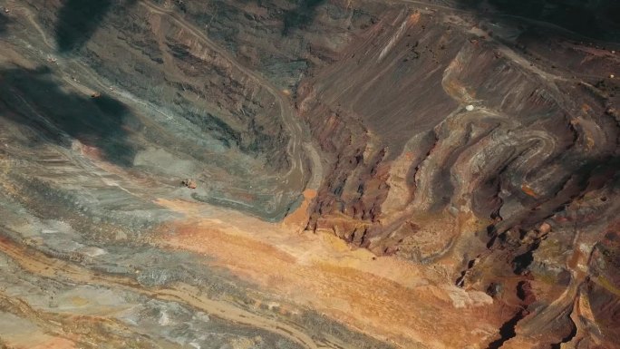 采石场铁矿采石场露天采矿巨大的4K航拍视频。