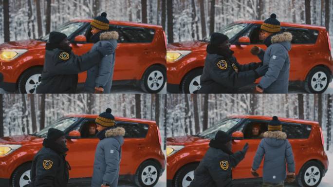 友好的警察在雪道上巡逻时与男孩碰了一下拳头