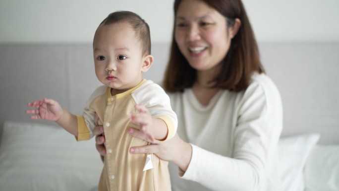 早上妈妈和宝宝在卧室里开心地拍手