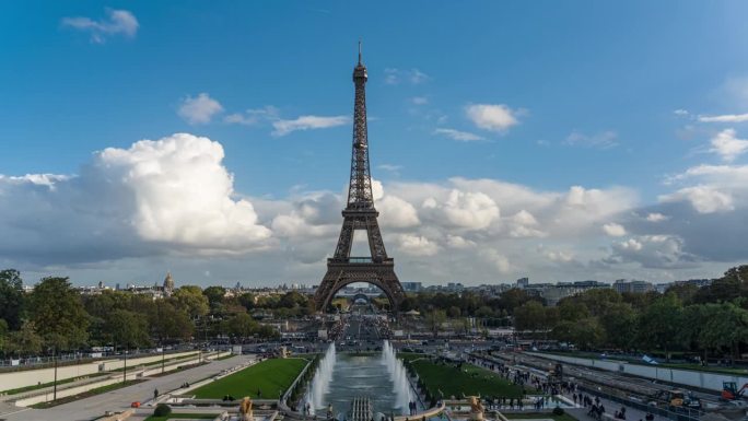 法国巴黎战神广场，夏季游客在埃菲尔铁塔周围行走和交通