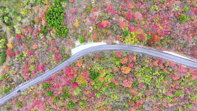 航拍山顶蜿蜒曲折道路