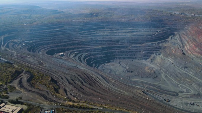 铁矿采石场露天开采花岗石球团矿。