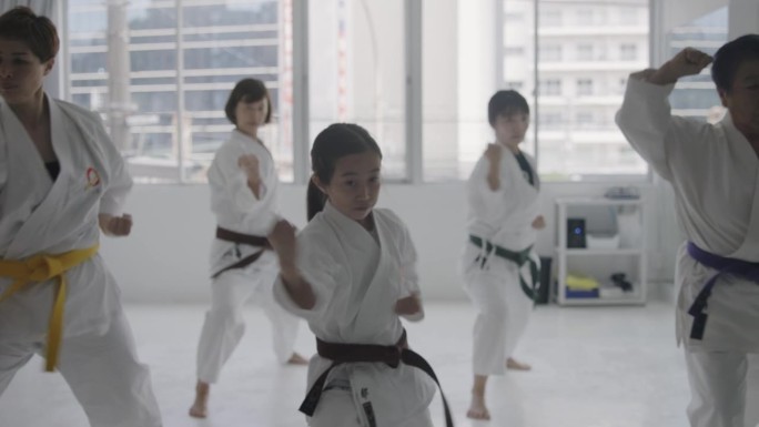 日本女空手道班孩子练跆拳台视频素材