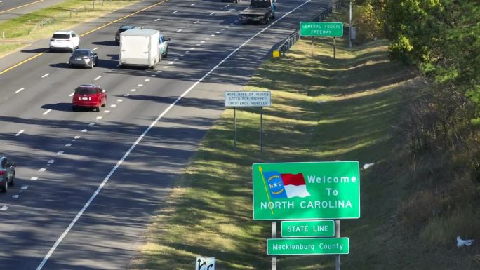欢迎来到北卡罗来纳州的州界。北卡罗来纳州梅克伦堡县州际公路上的欢迎标志航拍。