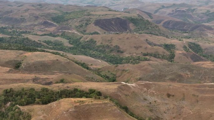 印尼东部松巴岛Wairinding山的空中无人机日出场景