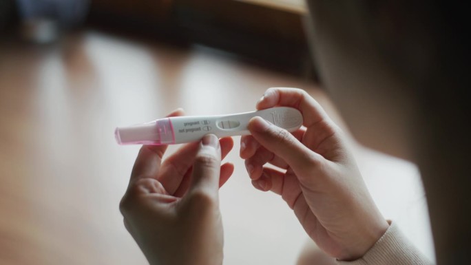 怀孕测试呈阳性的年轻女子