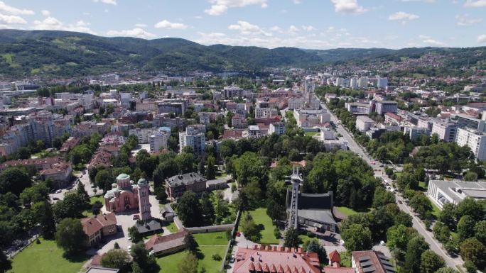 波斯尼亚和黑塞哥维那巴尔干城市巴尼亚卢卡的天际线，绿色的山谷