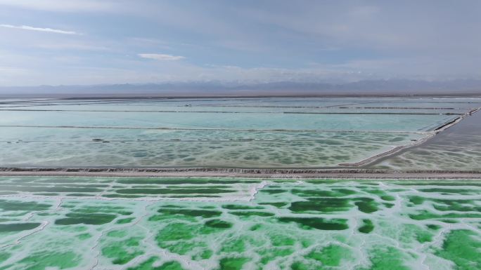 航拍青海茫崖翡翠湖风景