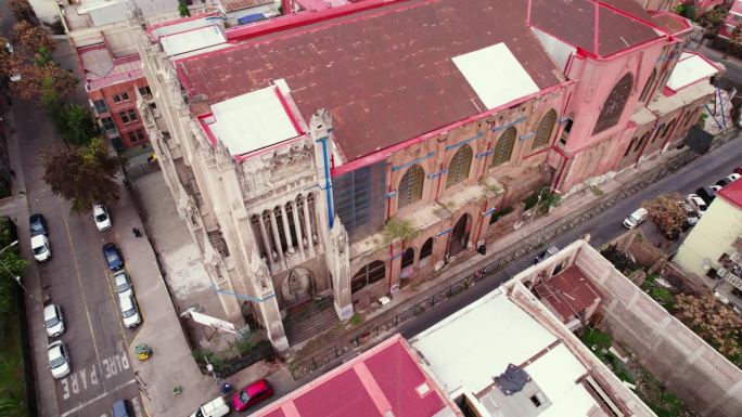 智利圣地亚哥，破旧的哥特风格的萨尔瓦多大教堂的空中轨道建立，为可能的倒塌提供支持和增援。