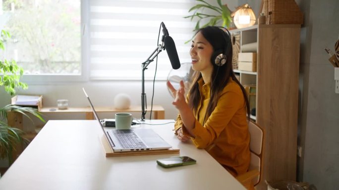 年轻的日本女性，在她的家庭工作室录制播客