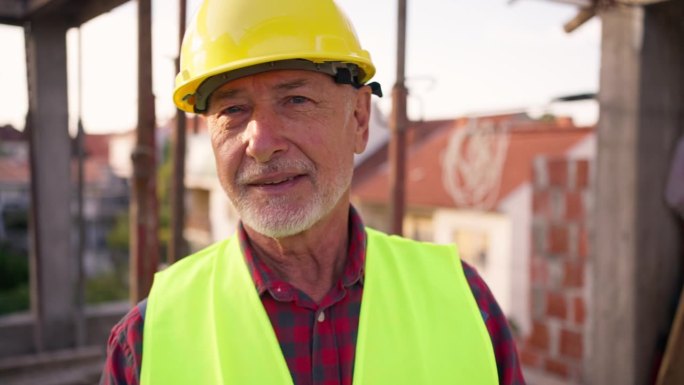 一名建筑工人站在建筑工地的肖像