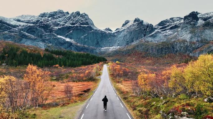 一个快乐的旅行者探索挪威罗弗敦的秋色