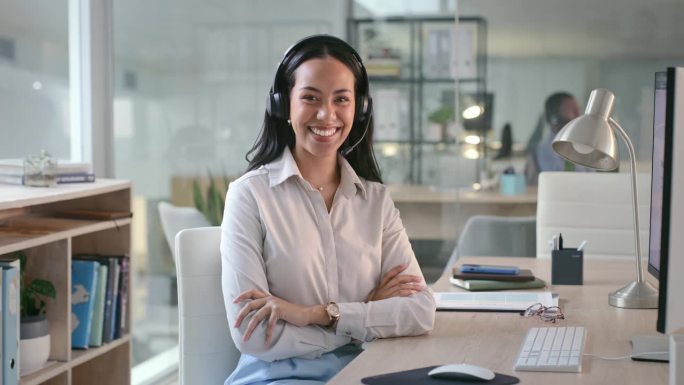 呼叫中心，脸和幸福的女人双臂交叉，坐在办公室的桌子旁。肖像，微笑和自信的电话营销专业人士，销售代理和