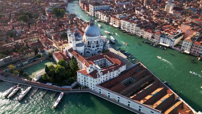 鸟瞰实时镜头俯瞰Basílica de Santa Maria della Salute，飞得更高，