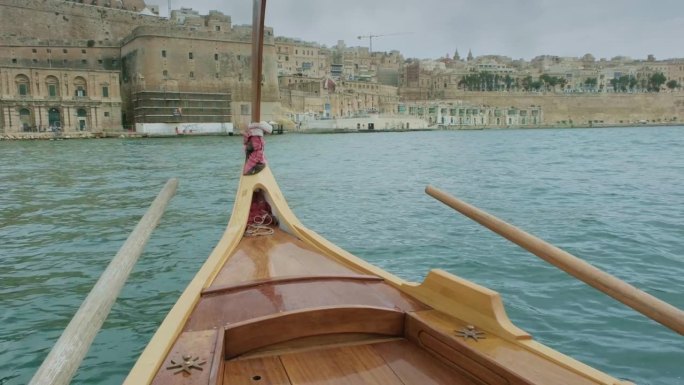 一艘传统的木船从海上驶近瓦莱塔