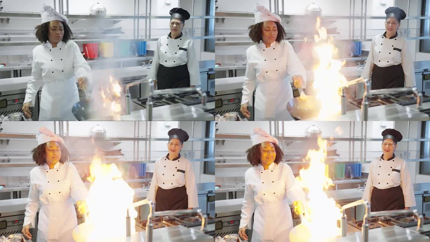 厨师学生在带煤气灶的厨房里用炒锅学习炒菜课，高级厨师老师微笑着与厨师学生在烹饪课上的成就合影