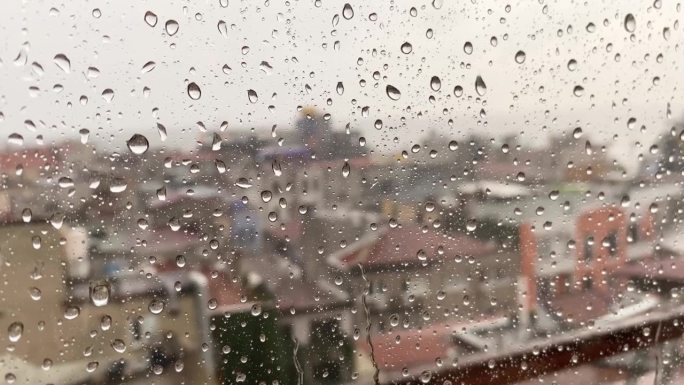 一场大雨伴随着一阵阵风从窗户倾泻而下
