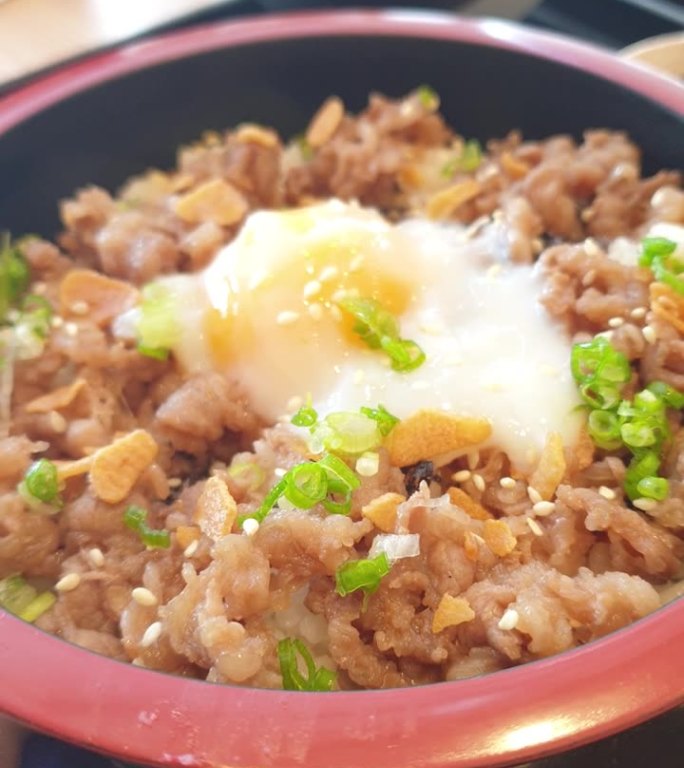 日式烧肉煲和Onzen蛋，日本料理。