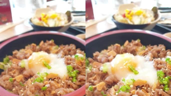 日式烧肉煲和Onzen蛋，日本料理。