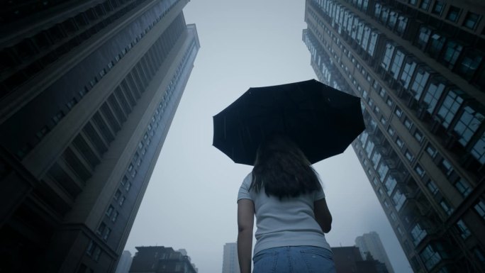 坏天气。女人在雨中感到沮丧