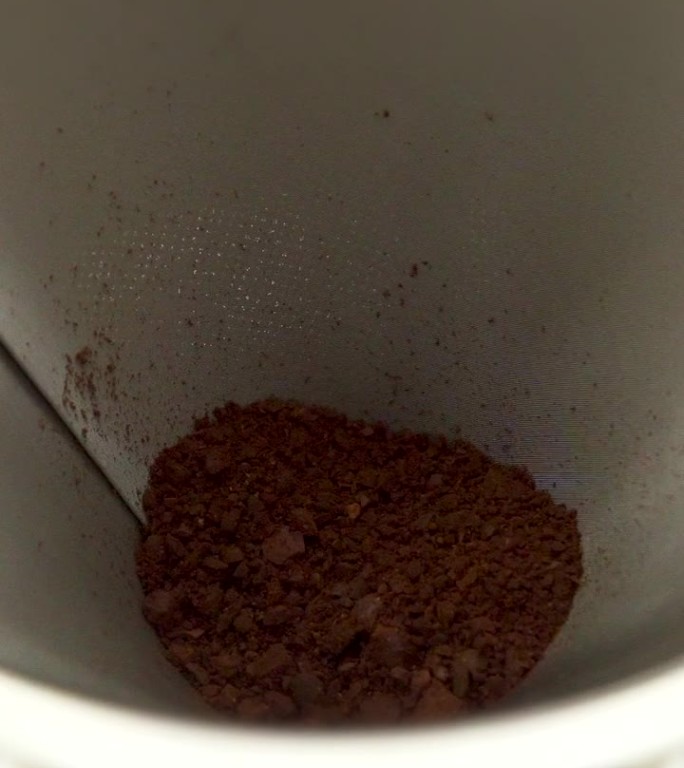 将磨碎的咖啡豆放入不锈钢过滤器中。