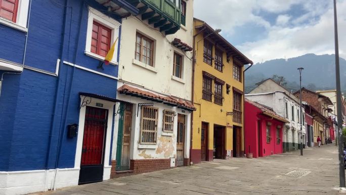 哥伦比亚波哥大La Candelaria社区典型的殖民时期房屋外立面