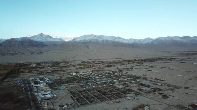 新疆航拍塔县农村冰山脚下帕米尔高原