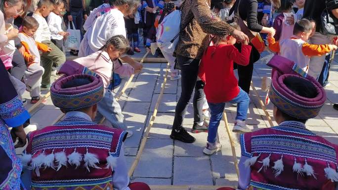 游客互动苗族竹杆舞少数民族风情跳竹子舞