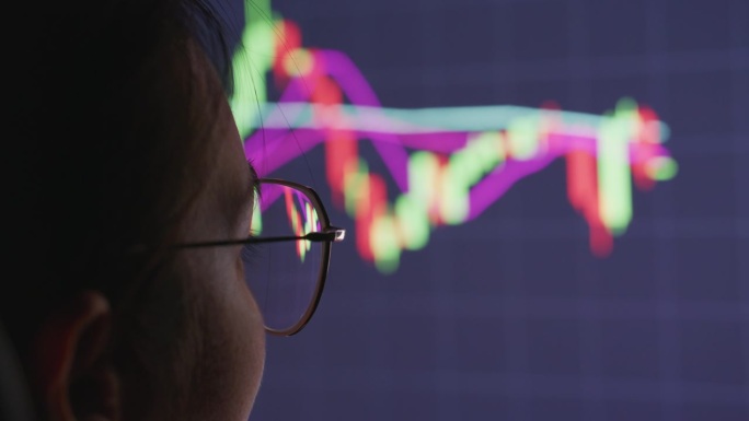 女商人在电脑上分析股票市场数据图表