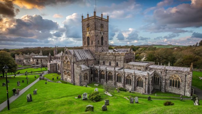 英国，日落后的威尔士中世纪大教堂